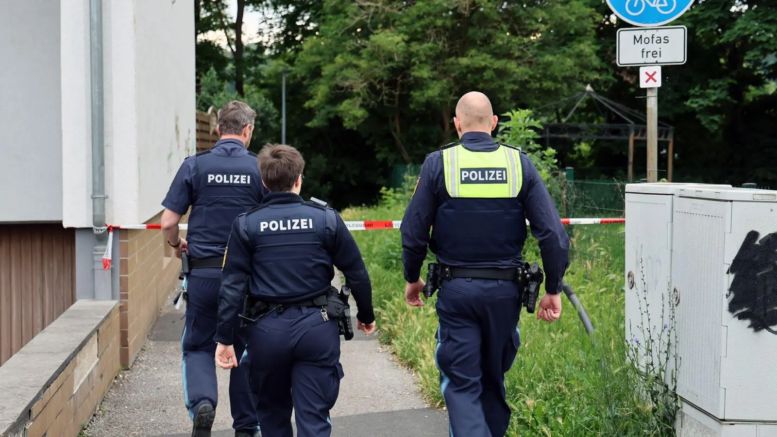 Nach dem Fund der Frau hatten Polizisten schon am Sonntag erste Zeugen befragt. (Archivbild) (Foto: Ralf Hettler/dpa)