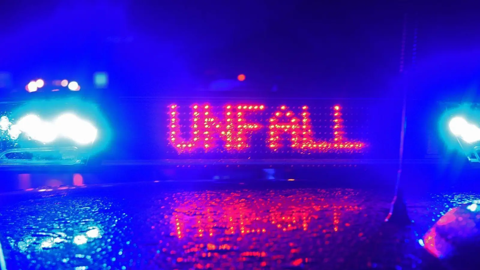 Die Verkehrspolizei Ansbach sucht einen Raser, der sein Auto am Samstag zu Schrott gefahren hat. (Symbolbild: Stefan Puchner/dpa)