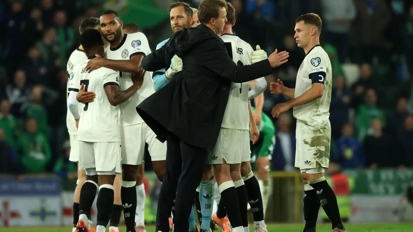 Bundestrainer Julian Nagelsmann gratuliert seinen Spielern nach dem Schlusspfiff auf dem Platz. (Foto: Christian Charisius/dpa)