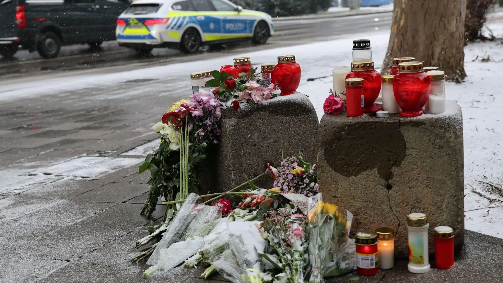 Blumen und Kerzen für die Opfer der Schreckensfahrt. (Foto: Daniel Löb/dpa)