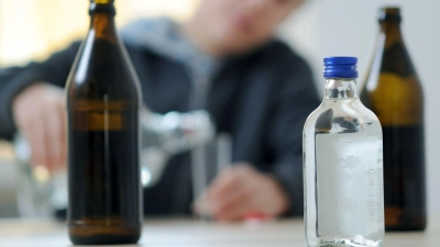 Kinder und Jugendliche trinken sich seltener einen Rausch an. (Symbolbild) (Foto: Tobias Hase/dpa)