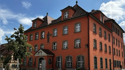 Der Dinkelsbühler Stadtrat tagt im zweiten Stock des Rathauses. Für einen Sitz im Gremium bewerben sich bei der Kommunalwahl am 8. März insgesamt 154 Personen. (Foto: Martina Haas)