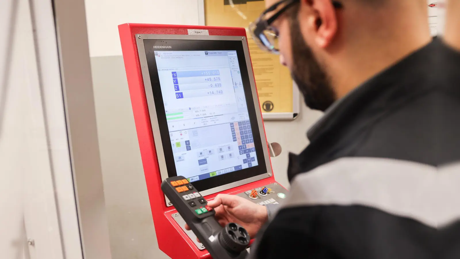 Deutschlands Arbeitsmarkt braucht laut einer Analyse jährlich viele Tausende Migranten (Symbolbild). (Foto: Christian Charisius/dpa)