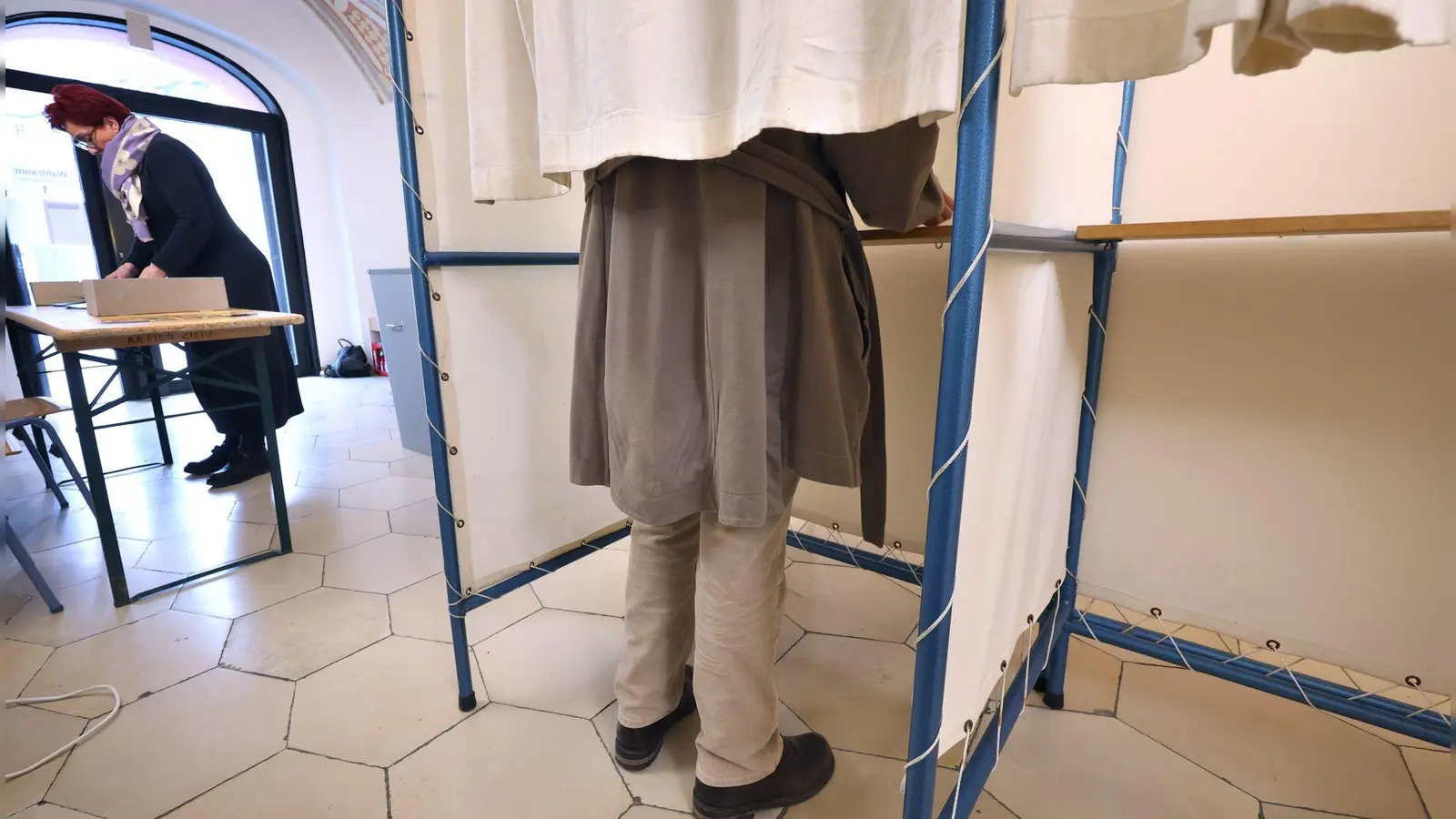 In Salzweg ist der Amtsinhaber im Rathaus seinen Job los. (Symbolbild) (Foto: Karl-Josef Hildenbrand/dpa)