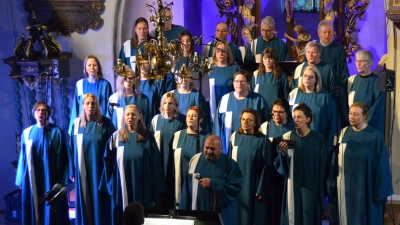 Der Gospelchor Trautskirchen unter der Leitung von Jürgen „Jay“ Meinl gab in der Laurentiuskirche ein Heimspiel und entführte die über 350 Besucher unter anderem auf den Kontinent Afrika. (Foto: Yvonne Neckermann)