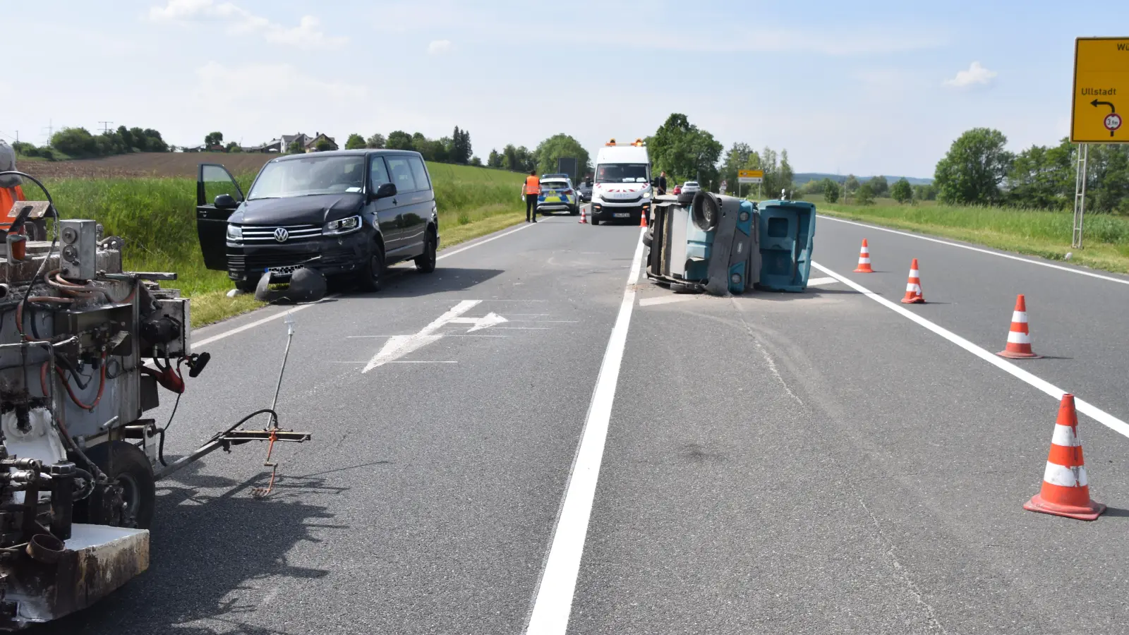 Der Fahrer des Kleinbusses (am linken Straßenrand) übersah offenbar die Kehrmaschine und prallte auf das Gefährt, das dadurch umstürzte. (Foto: Andreas Reum)