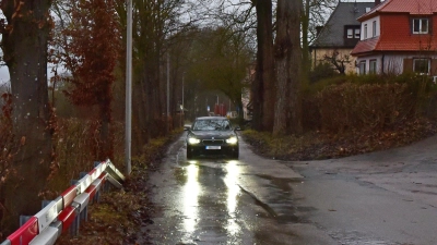 Die Rummelsberger Straße, die parallel zur B14 verläuft, ist eng, außerdem fehlen hier Gehsteige. Dennoch sieht die Regierung von Mittelfranken keine Gefahr, die das allgemeine Risiko übersteigt. (Archivfoto: Sarina Schwinn)