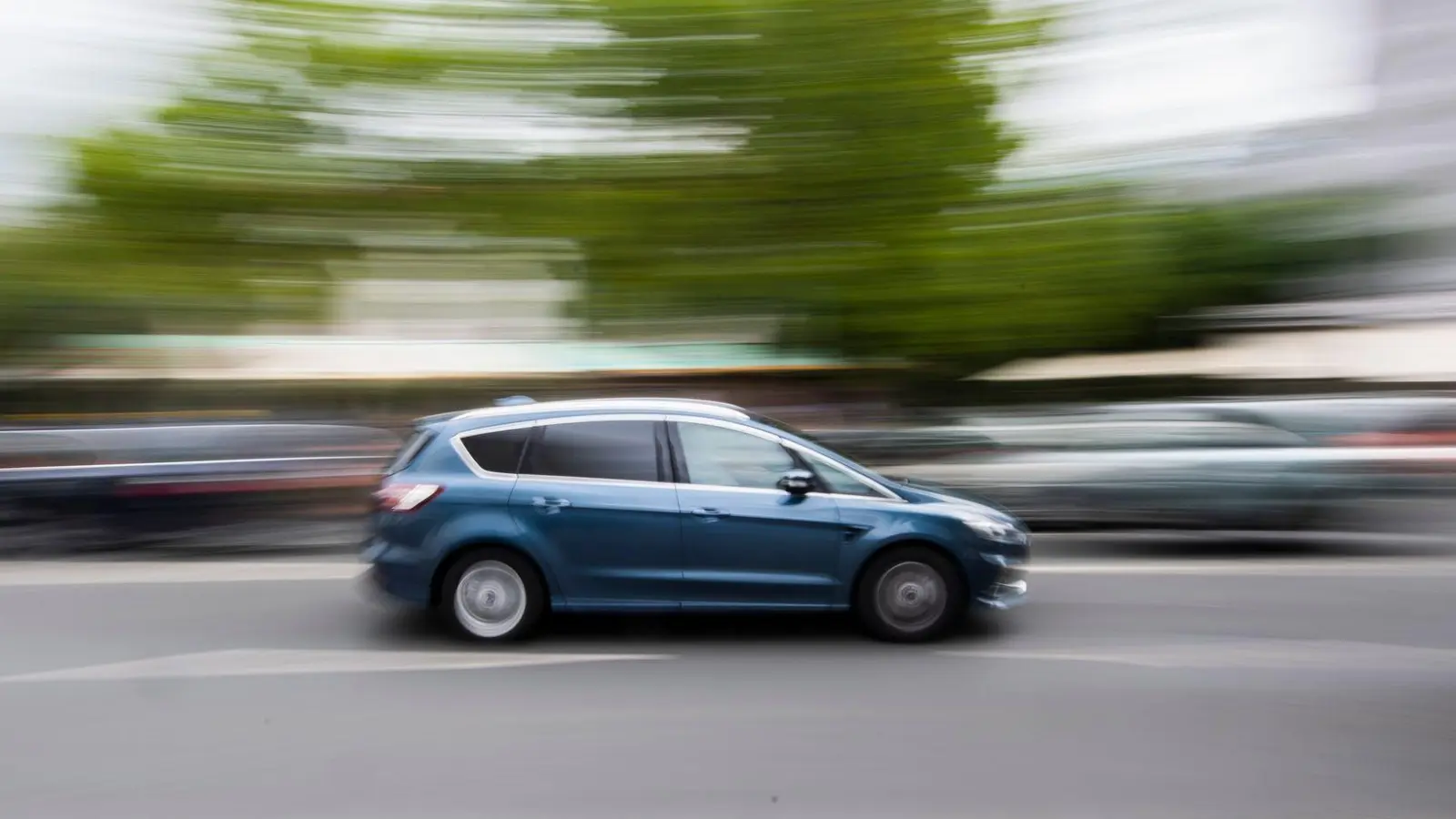 Ein blauer Gebrauchtwagen kostet laut der Autobörse „mobile.de“ im Schnitt 22.960 Euro. (Foto: Julian Stratenschulte/dpa/dpa-tmn)
