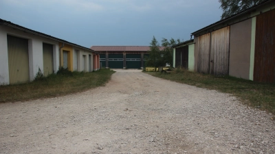 Der Weg zur Bauhofhalle und ihr Umgriff sollen befestigt werden. Das ist nur eine der Maßnahmen, die der Bauausschuss vorgeschlagen und der Stadtrat nun grundsätzlich abgenickt hat. (Foto: Robert Maurer)