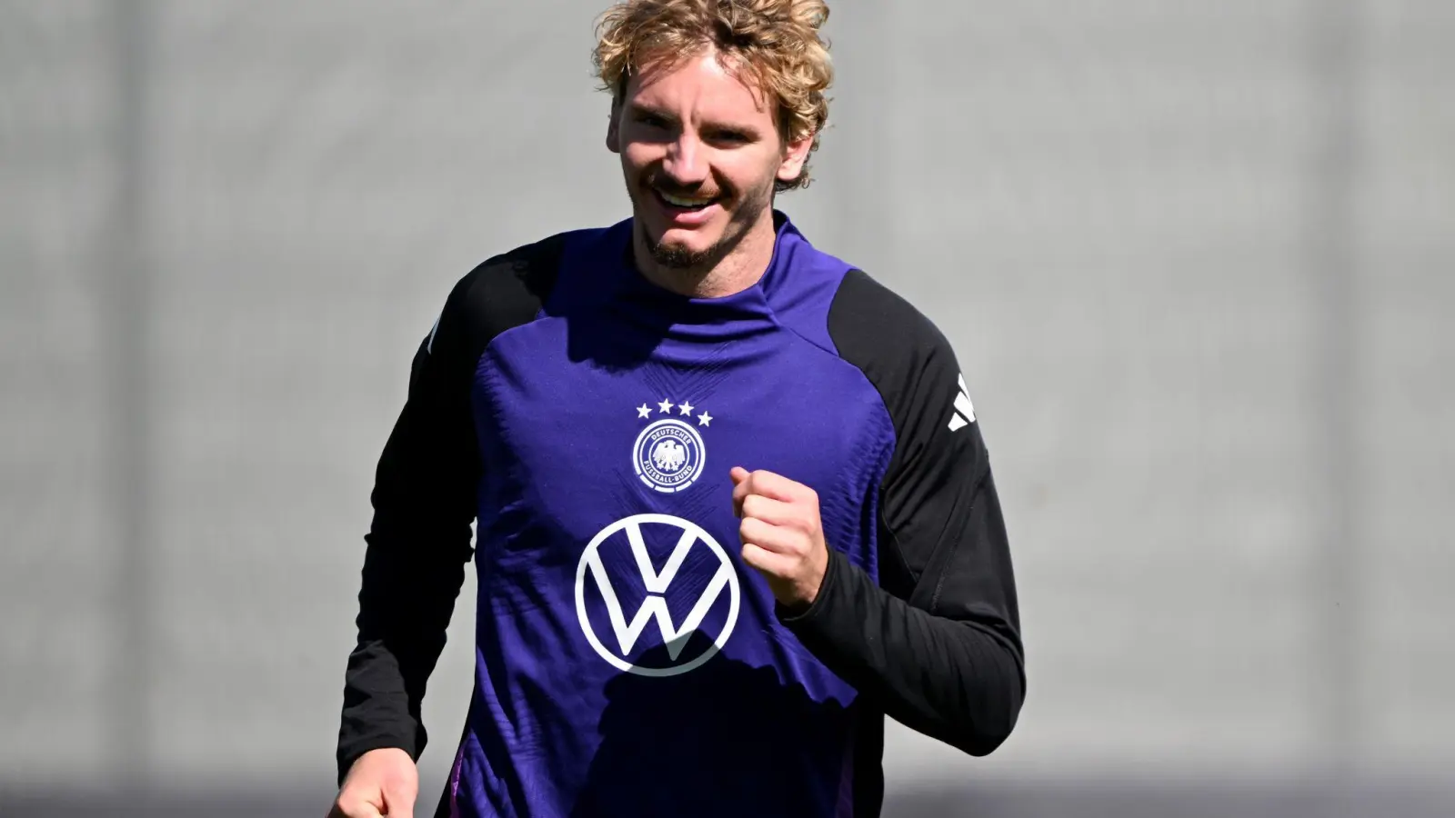 Nick Woltemade ist nach einem wilden Sommer guter Laune.  (Foto: Federico Gambarini/dpa)