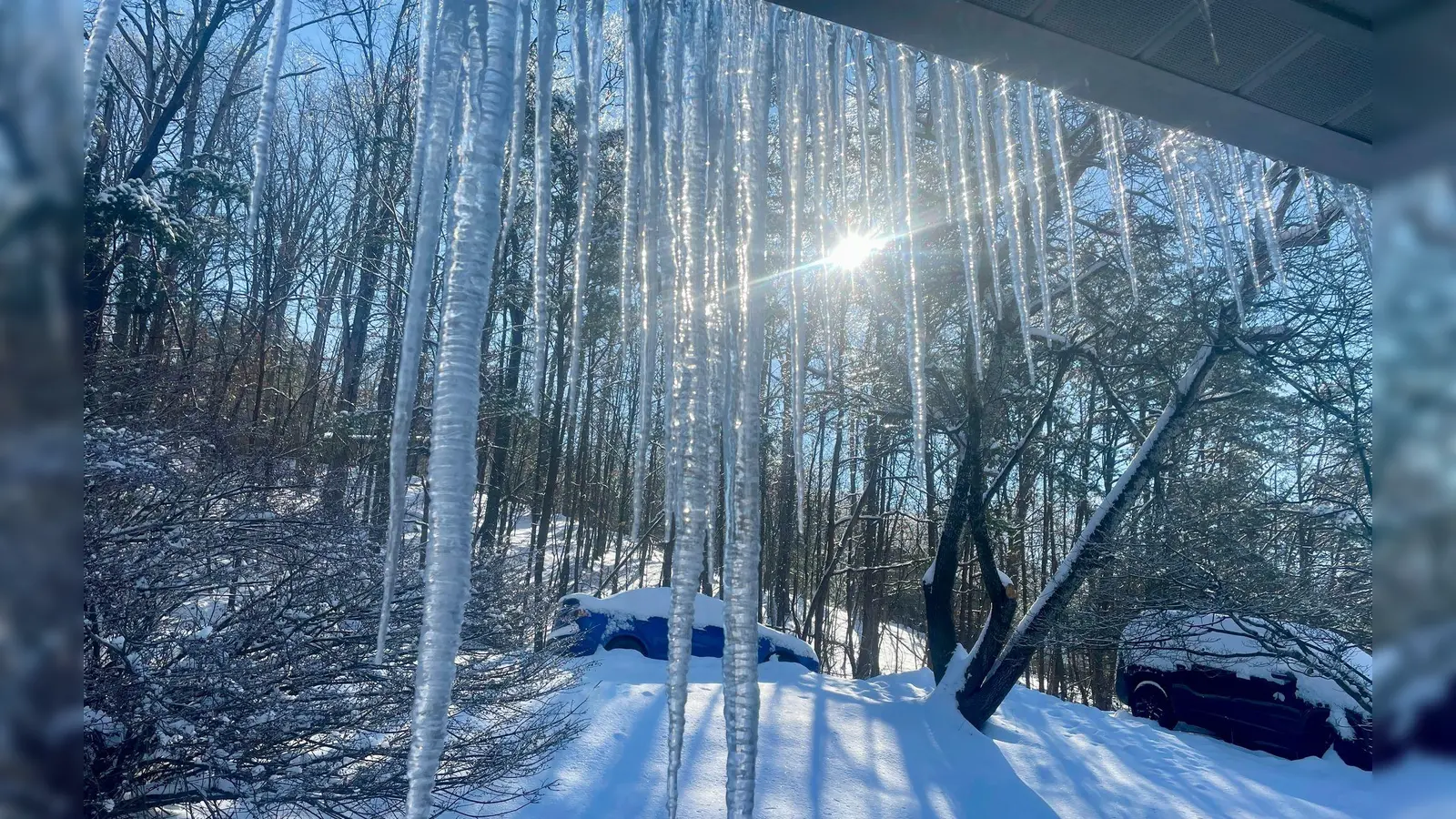 Eiszapfen sind an einem Haus in den USA zu sehen. (Foto: John Raby/AP/dpa)