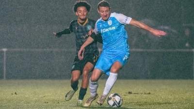Dominik Stolz im blauen Trikot von Racing FC Union im letzten Spiel vor der Winterpause gegen US Hostert. (Foto: Senad Bojic)