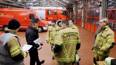Tilman Wörrlein (Zweiter von links) war in der Blackout-Übung der Örtliche Einsatzleiter. Hier besprach er sich mit Feuerwehrkameraden. (Foto: Oliver Herbst)