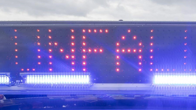 Während der Bergungs- und Aufräumarbeiten musste die B25 zeitweise vollständig gesperrt werden. (Symbolbild: Carsten Rehder/dpa)