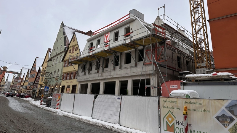 Das abgebrannte Hotel Luis in der Segringer Straße wird derzeit aus Beton wieder aufgebaut. (Foto: Martina Haas)