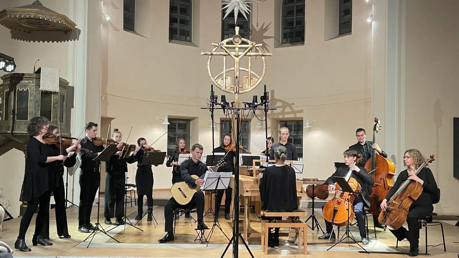 Das Streichorchester der Berufsfachschule für Musik beim traditionellen Weihnachtskonzert in der Dinkelsbühler Kirche St. Paul. (Foto: Stefan Baumgärtner)