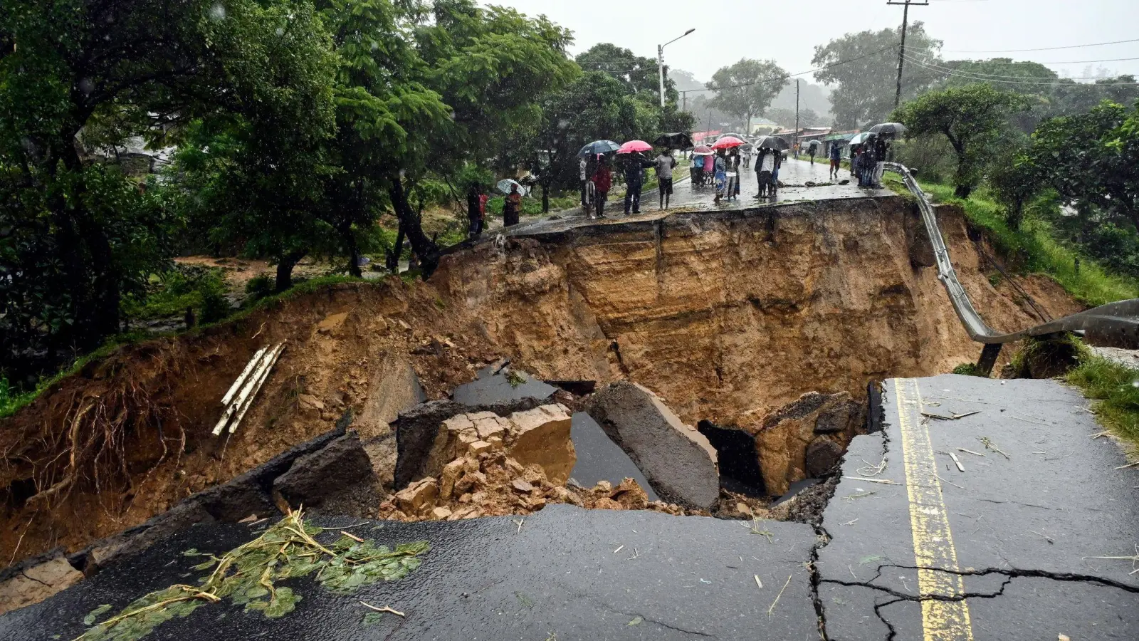 Eine Straße in Blantyre (Malawi) ist nach den schweren Regenfällen infolge des tropischen Wirbelsturms „Freddy“ eingebrochen. (Foto: Thoko Chikondi/AP/dpa)