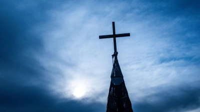 Die katholische Kirche ist zwei Jahrtausende alt. Ihr Eheverbot für Pfarrer gilt auch noch im 21. Jahrhundert. Ein Priester im Taunus zieht daher die Reißleine. (Symbolbild) (Foto: Jens Büttner/dpa)