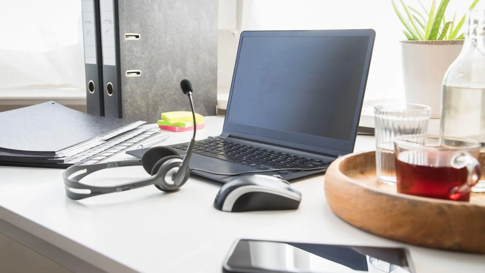 Arbeiten Sie lieber zu Hause als im Büro? Dann können Sie einige Ihrer Ausgaben steuerlich geltend machen. (Foto: Christin Klose/dpa-tmn)