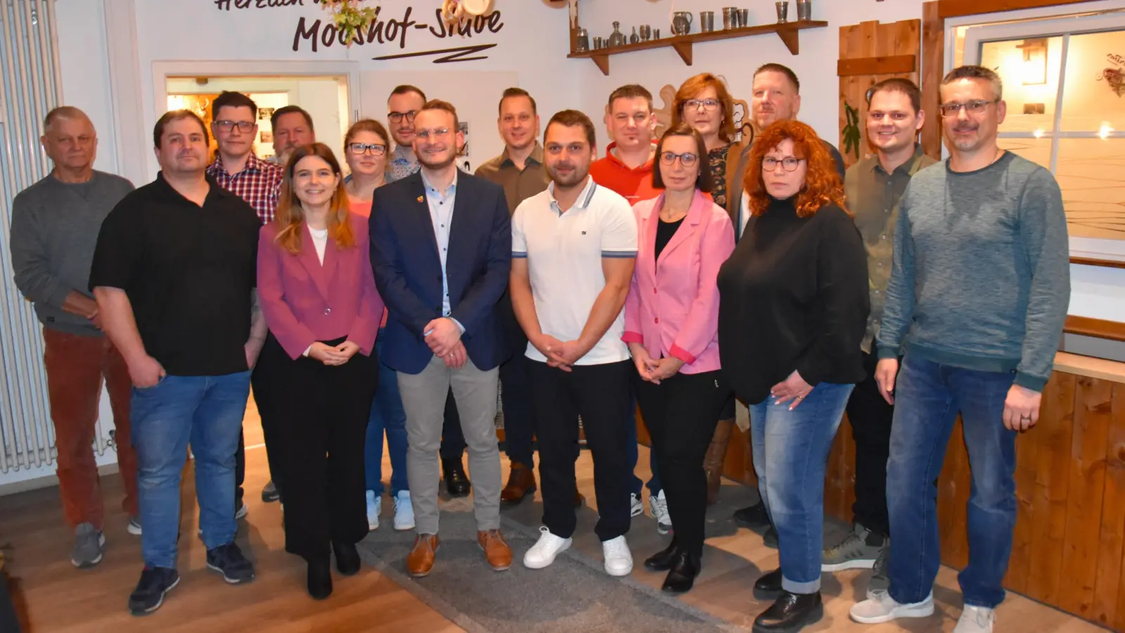 Die nominierten Kandidatinnen und Kandidaten der Wählergruppe „Zukunftsbündnis Gemeinde Aurach“ für die Gemeinderatswahl am 8. März 2026. Ebenfalls nominiert wurde Bürgermeister Simon Göttfert (vordere Reihe, Dritter von links). (Foto: Werner Wenk)