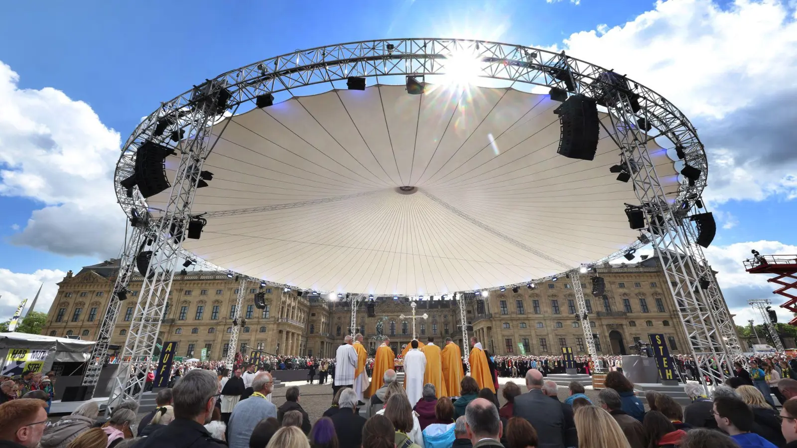 Zum Abschlussgottesdienst schien die Sonne. (Foto: Karl-Josef Hildenbrand/dpa)