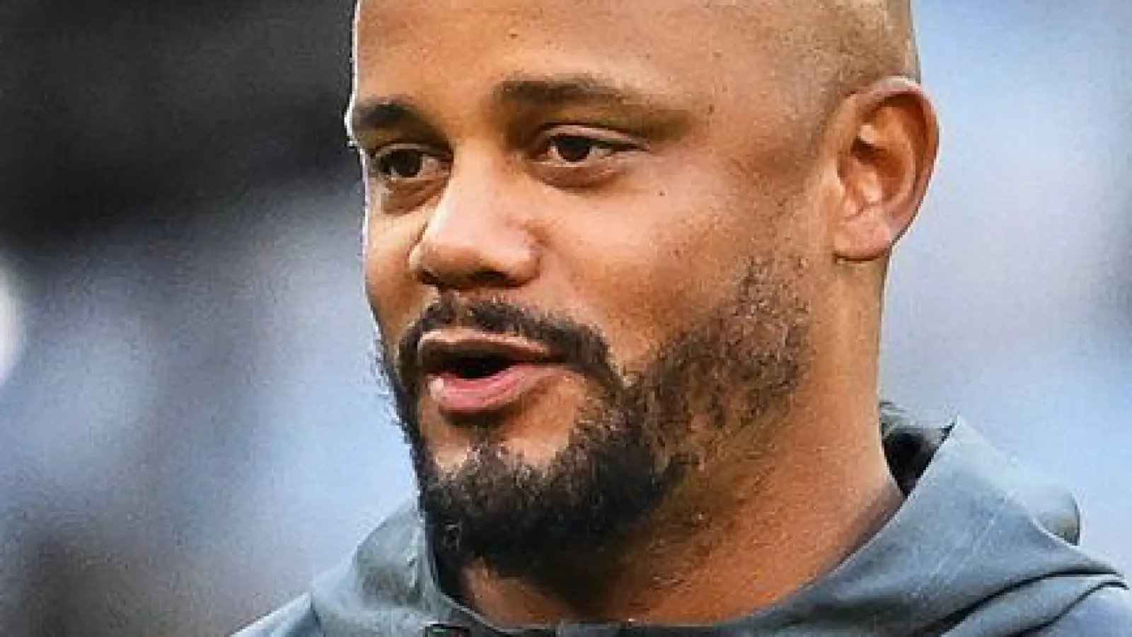 Trainer Vincent Kompany muss auf Serge Gnabry verzichten. (Foto: Sven Hoppe/dpa)