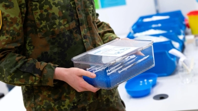 Soldaten und Soldatinnen müssen sich gegen eine ganze Reihe von Krankheiten impfen lassen, wenn keine besonderen gesundheitlichen Gründe dagegensprechen. (Symbolbild) (Foto: Sven Hoppe/dpa)