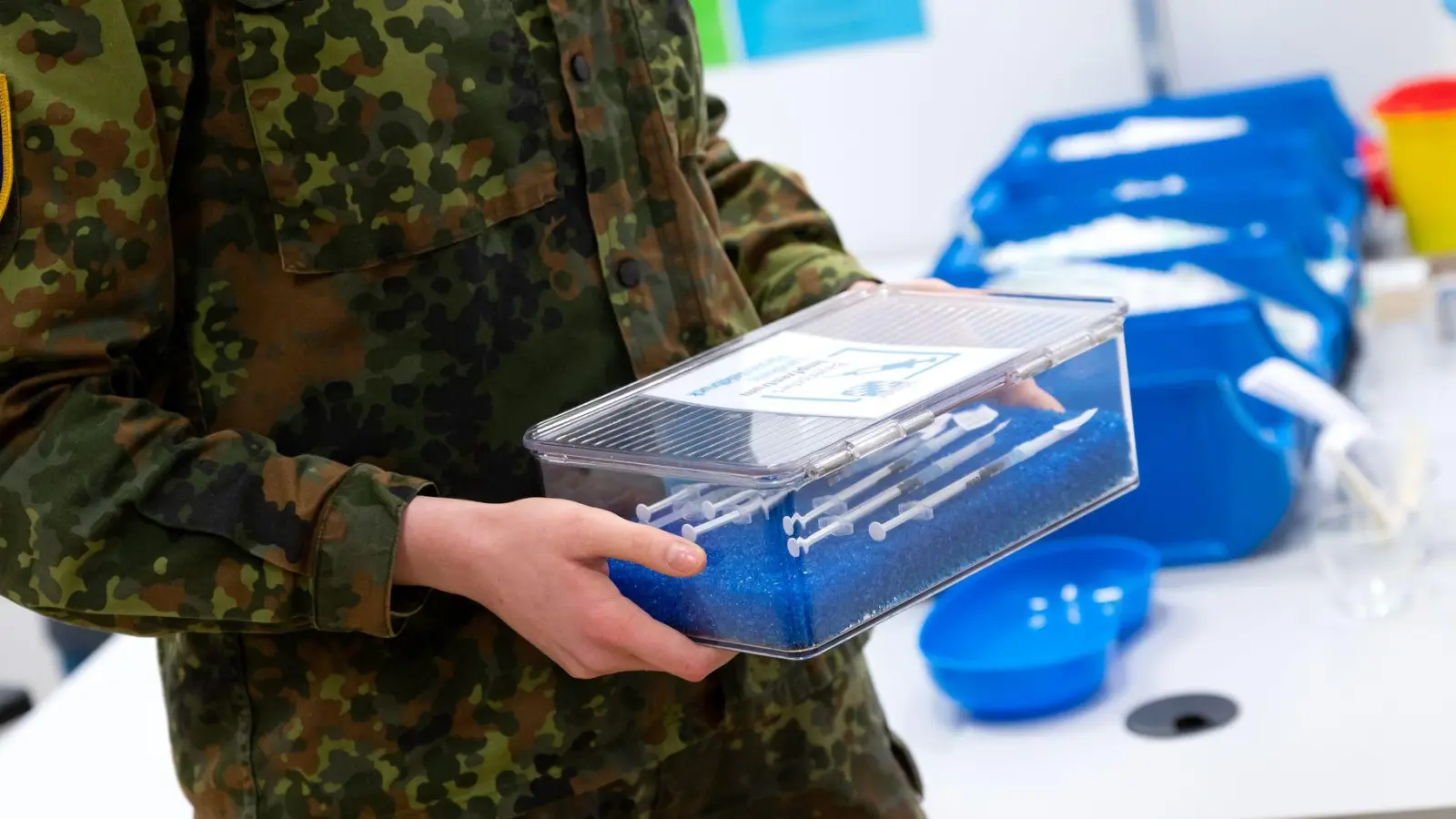 Soldaten und Soldatinnen müssen sich gegen eine ganze Reihe von Krankheiten impfen lassen, wenn keine besonderen gesundheitlichen Gründe dagegensprechen. (Symbolbild) (Foto: Sven Hoppe/dpa)