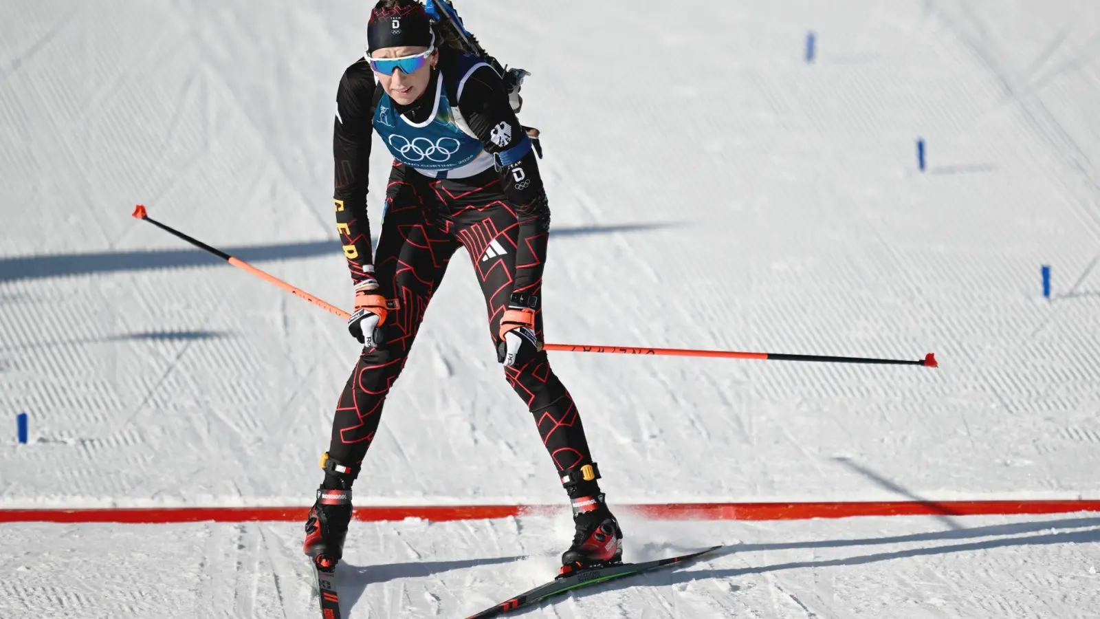 Wieder keine Medaille: Franziska Preuß läuft in der Verfolgung ins Ziel. (Foto: Hendrik Schmidt/dpa)