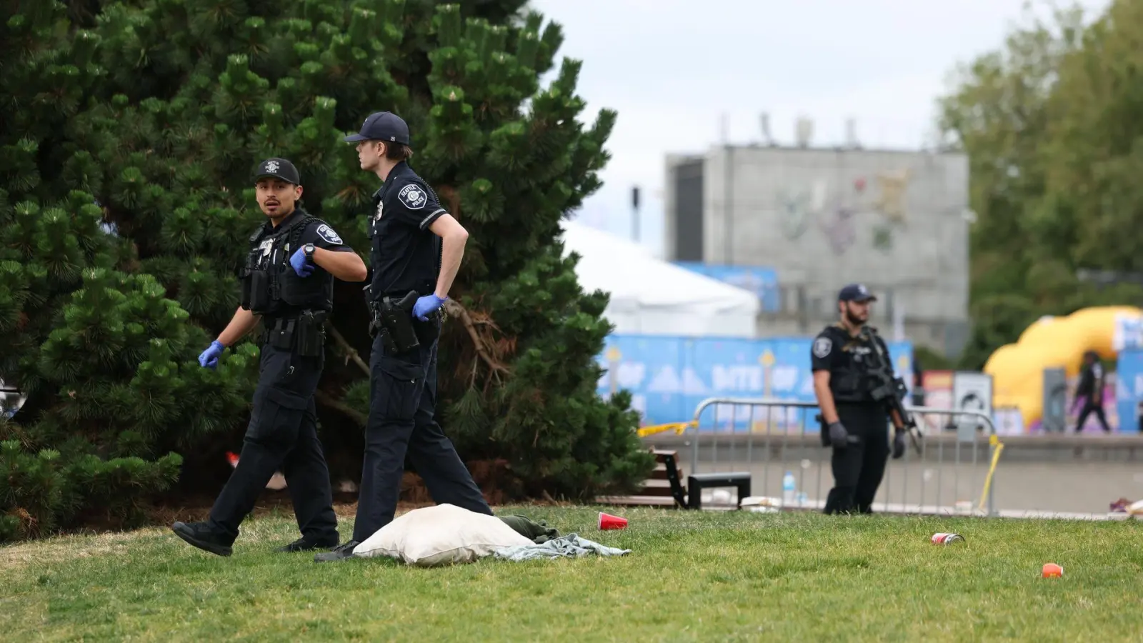 Bewaffnete Einsatzkräfte rückten zum Seattle Center aus. (Foto: Nick Wagner/The Seattle Times/AP/dpa)