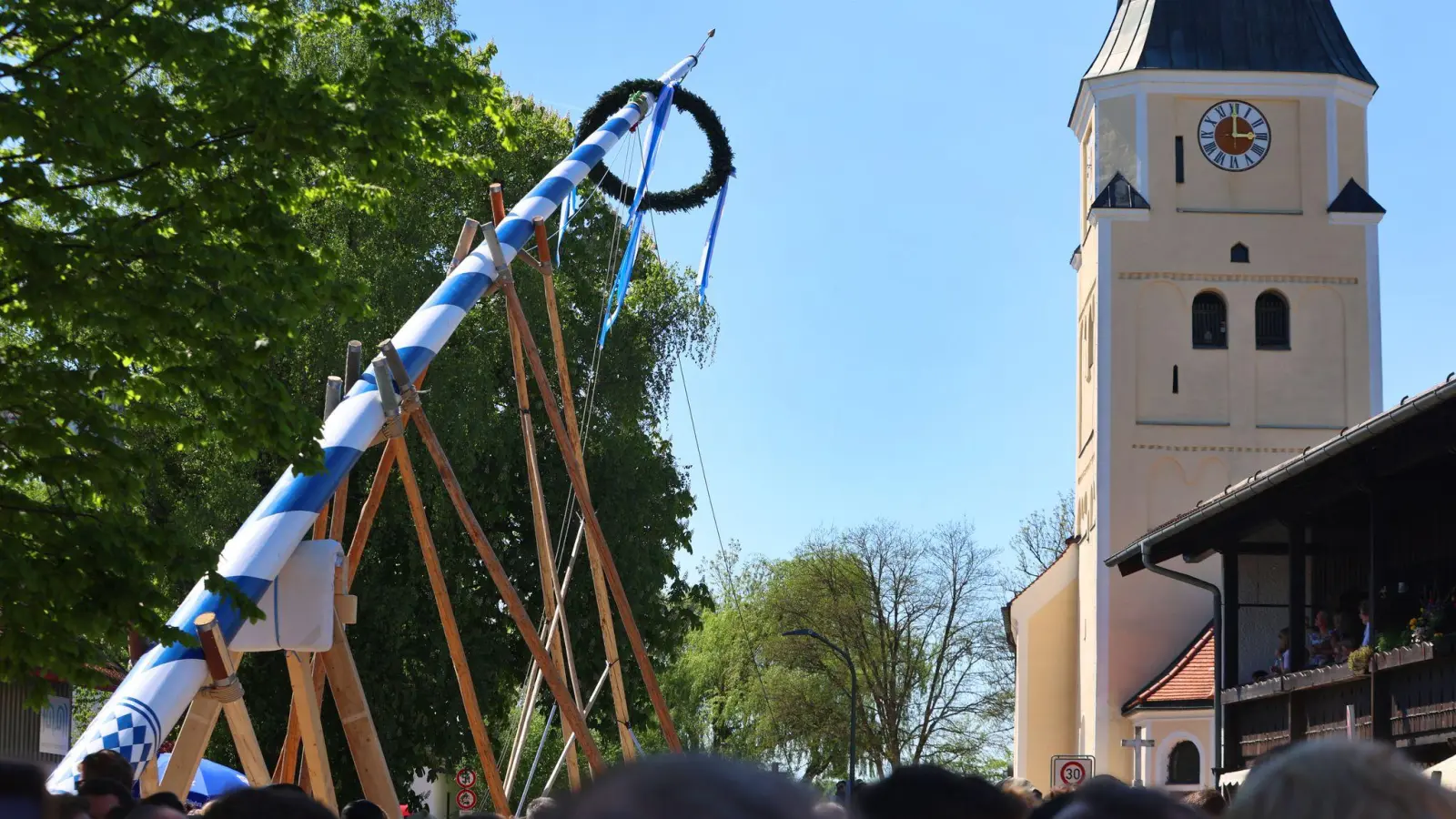 Im vergangenen Jahr bekam Taufkirchen bei München einen neuen Maibaum. (Archivbild) (Foto: Karl-Josef Hildenbrand/dpa)