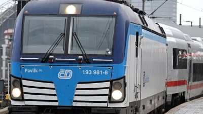 Angemietete Loks müssen derzeit wegen fehlender Zulassungen für den eigentlichen Steuerwagen noch den neuen ICE L ziehen. (Foto: Federico Gambarini/dpa)