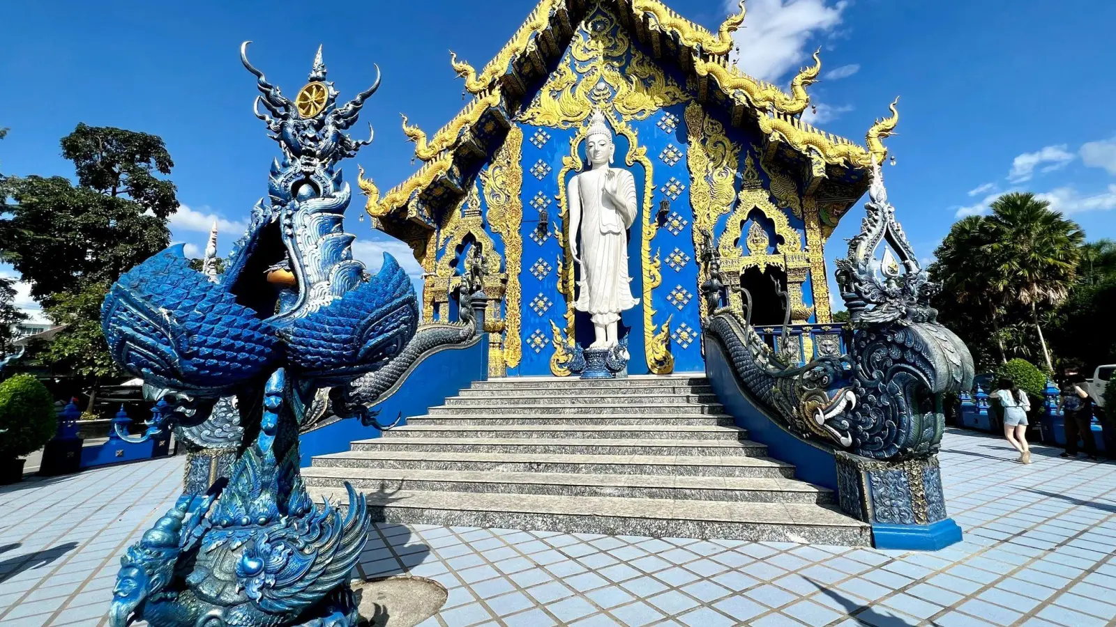 Auch bekannt als blauer Tempel: Der Wat Rong Suea Ten in der thailändischen Großstadt Chiang Rai. (Foto: Carola Frentzen/dpa/dpa-tmn)