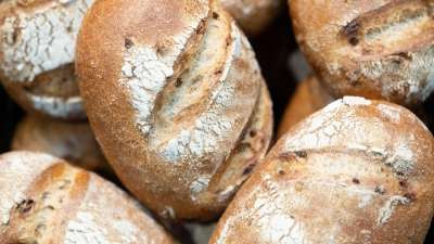 Anstatt Bargeld legt der 67-Jährige ein Brot in die Tasche. (Symbolbild) (Foto: Sebastian Kahnert/dpa)