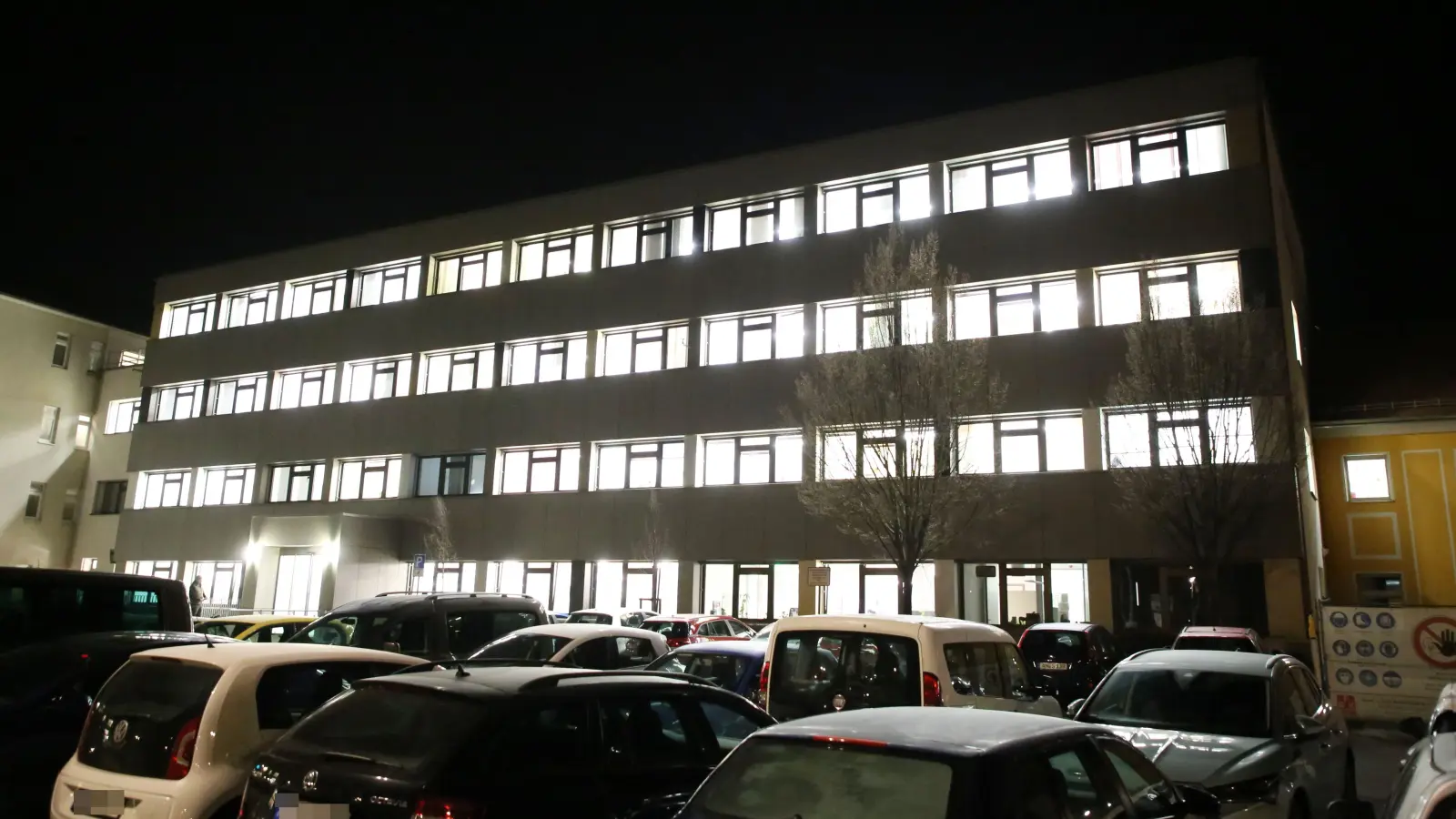 Das Verwaltungsgebäude Nürnberger Straße am 8. März: Am Abend und in der Nacht galt es, die OB- und die Stadtratswahl auszuzählen. (Foto: Alexander Biernoth)