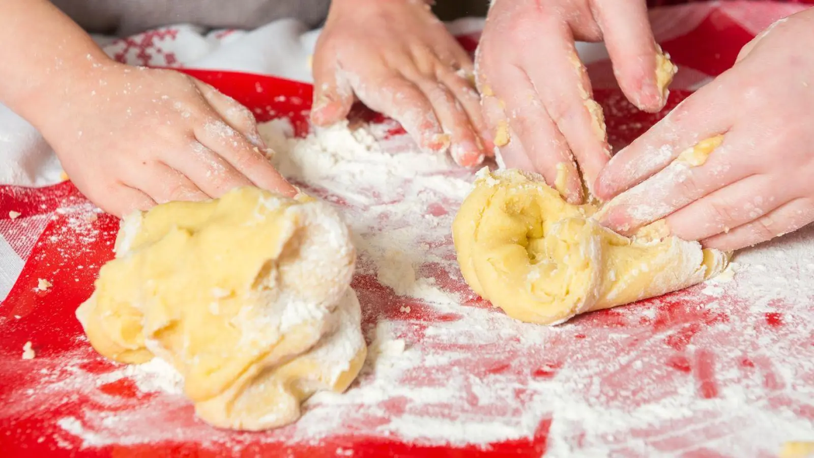 Naschkatzen aufgepasst: Roher Teig kann Bakterien enthalten – deshalb lieber warten, bis das Gebäck fertig gebacken ist. (Foto: Benjamin Nolte/dpa-tmn)