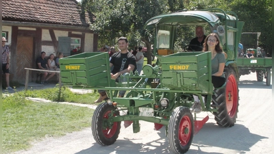 Eine halbautomatische Kartoffellegemaschine war beim Schleppertreffen auf diesem historischen Traktor montiert.  (Foto: Hans-Bernd Glanz)