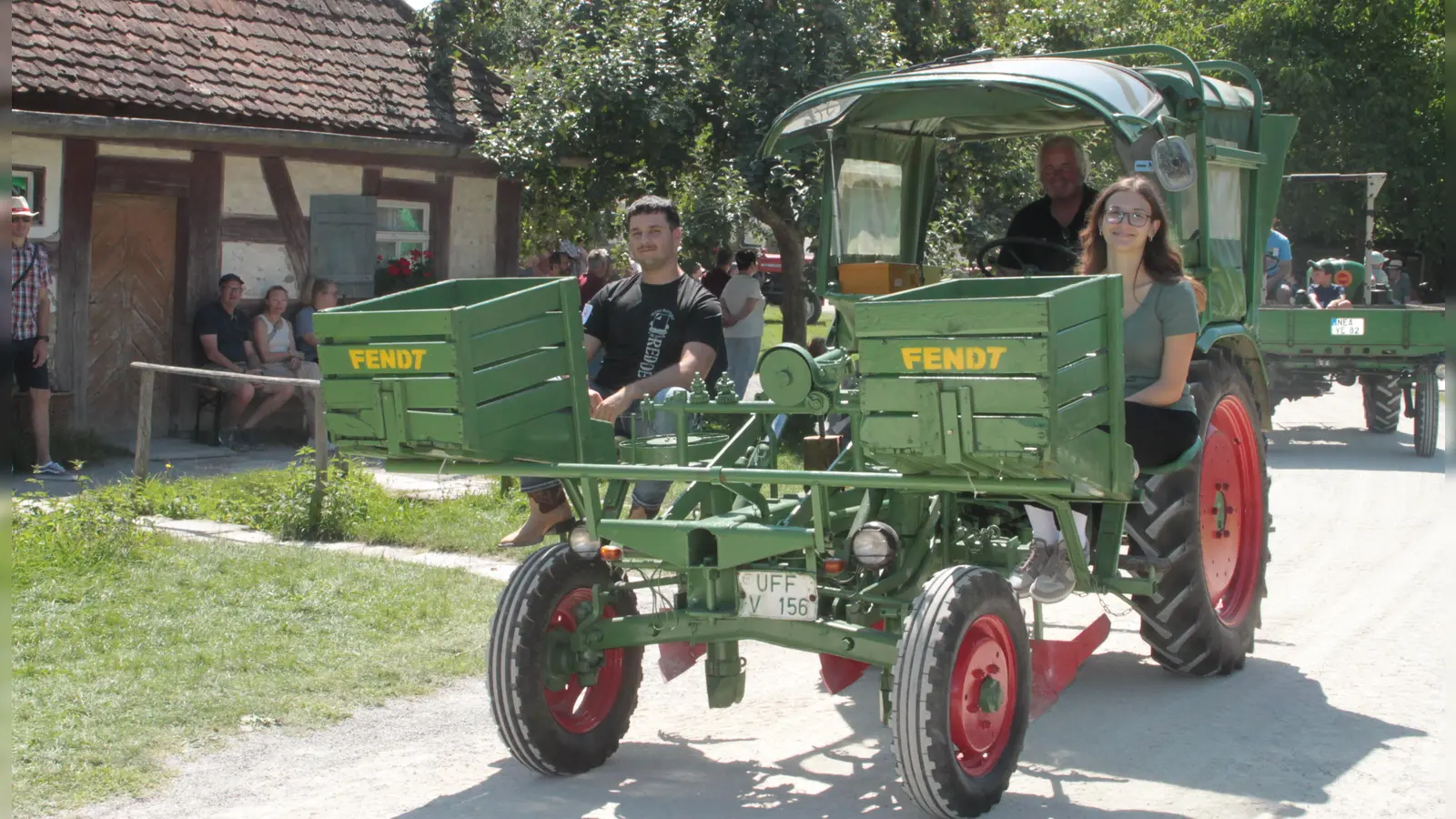 Eine halbautomatische Kartoffellegemaschine war beim Schleppertreffen auf diesem historischen Traktor montiert.  (Foto: Hans-Bernd Glanz)