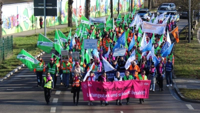 Bis zur Kreuzung vor dem Brückencenter lief der Demozug und drehte anschließend ab in Richtung Schlossplatz. (Foto: Constantin Prosch)