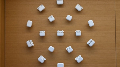 Nutzer in der EU bekommen die Live-Übersetzungsfunktion später in ihre AirPods. (Archivbild) (Foto: David Hammersen/dpa)