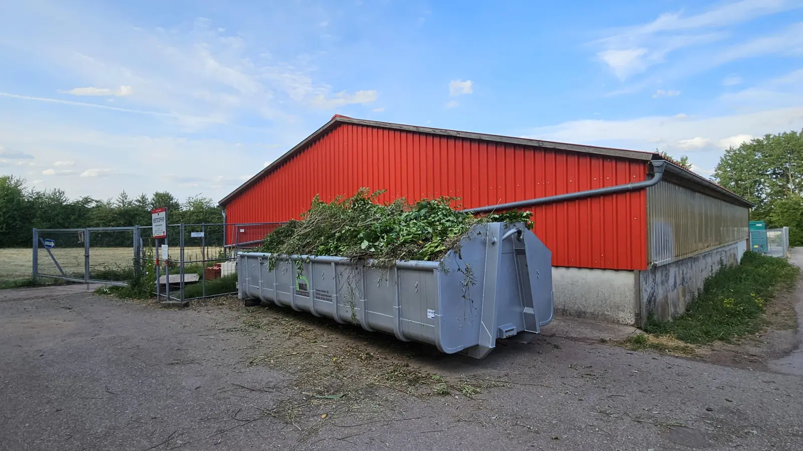 Am Wertstoffhof in Leutershausen können die Bürger auch weiterhin kostenlos rund um die Uhr Gartenabfälle abliefern – ein beliebtes Angebot. (Foto: Wolfgang Grebenhof)