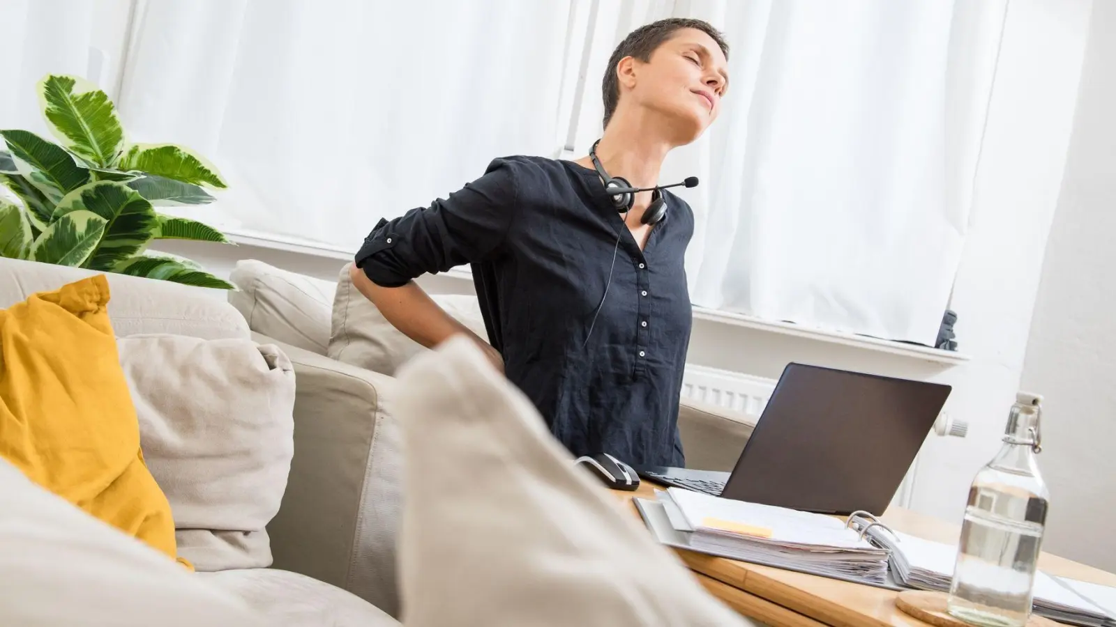 Das Arbeiten auf dem Sofa ist zwar bequem, aber durch falsche Haltung kann es zu Rückenschmerzen führen. (Foto: Christin Klose/dpa-tmn/dpa)