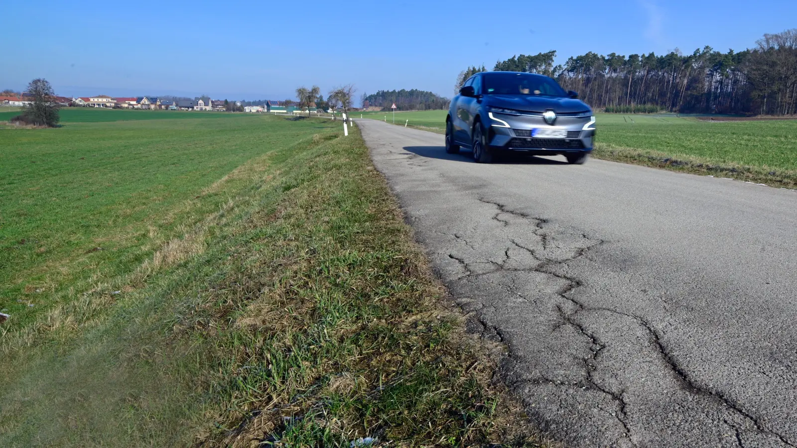 Zwischen Kleinbreitenbronn (im Bildhintergrund) und Willendorf ist die Straße in einem schlechten Zustand. Der Merkendorfer Stadtrat lässt prüfen, was die Instandsetzung kostet. (Foto: Jim Albright)