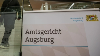 Am Amtsgericht in Augsburg ist eine Mutter angeklagt - es geht um den Missbrauch ihrer achtjährigen Tochter. (Symbolfoto) (Foto: Stefan Puchner/dpa)