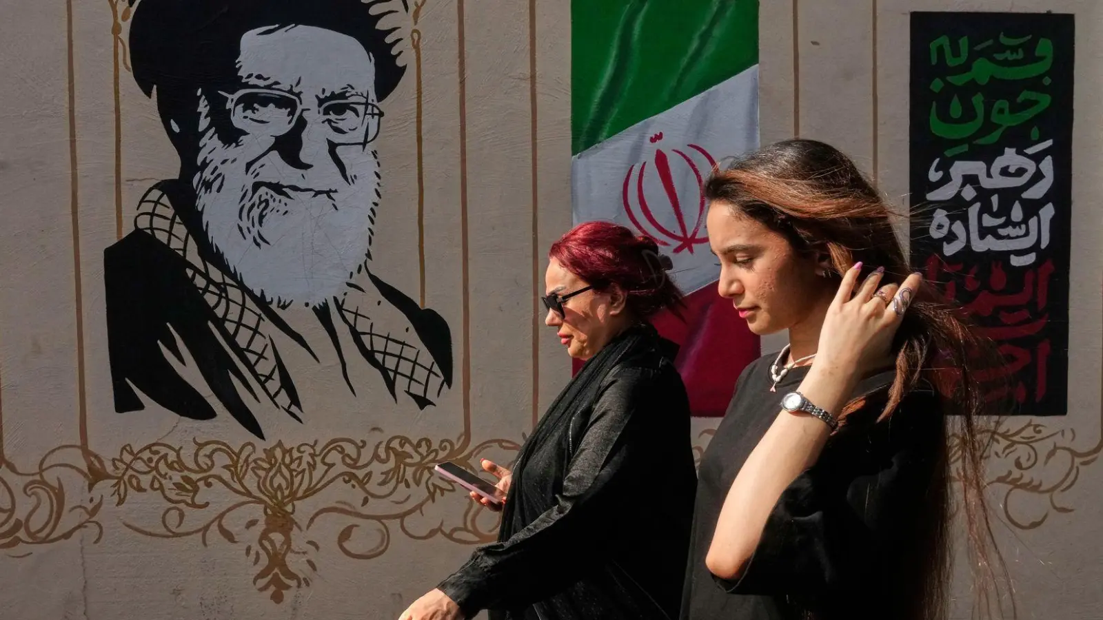 Trotz Irans ausgeklügelten Systems zur Umgehung von Sanktionen bekommt die Bevölkerung die wirtschaftliche Schieflage in Form gestiegener Preise deutlich zu spüren. (Archivbild) (Foto: Vahid Salemi/AP/dpa)
