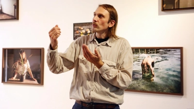 Beeindruckende Werke stellt der finnische Fotograf Saku Soukka derzeit in Hilsbach aus. (Foto: Martina Kramer)