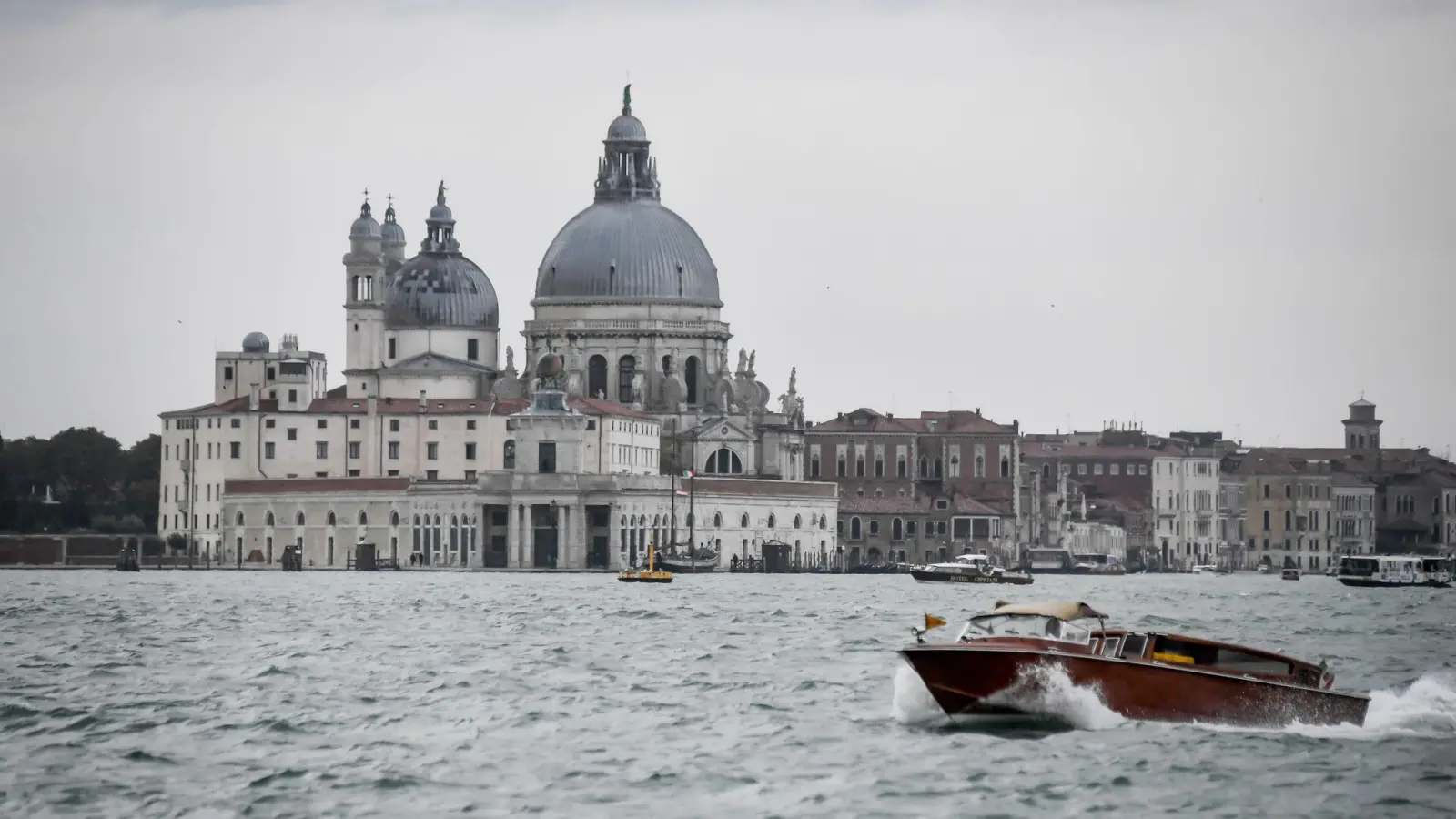 In der Lagune von Venedig sind viele Wassertaxis unterwegs. (Archivbild) (Foto: Claudio Furlan/LaPresse via ZUMA Press/dpa)