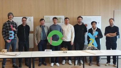 Die Modelle und ihre Erfinder. Zusätzlich zu sehen sind Professor Niels Jonkhans (rechts), Professor Volker Halbach (Zweiter von links) und Jürgen Heckel (Dritter von links). (Foto: Constantin Prosch)