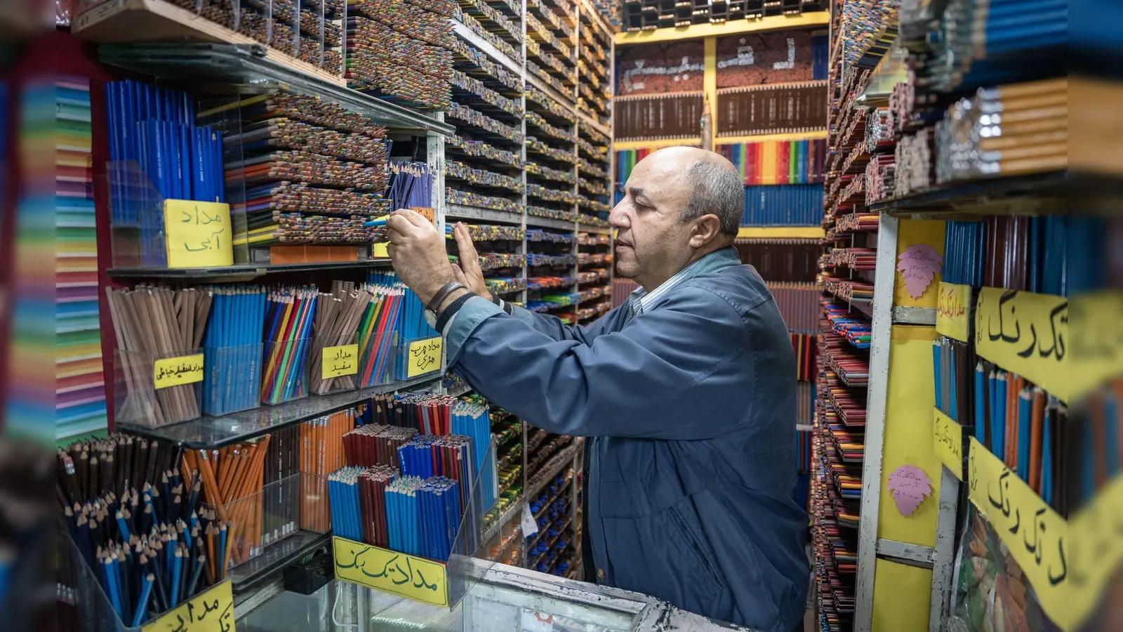 Für Mohammed Rafi ist der Verkauf von Buntstiften eine echte Leidenschaft.  (Foto: Arne Bänsch/dpa)