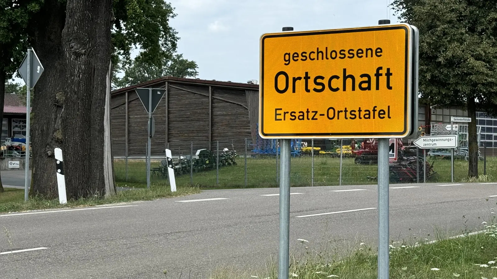 Diese Ersatz-Ortstafel für Triesdorf ist auf der Staatsstraße aus Richtung Ornbau die einzig übrige. Alle anderen sind gestohlen. (Foto: Oliver Herbst)